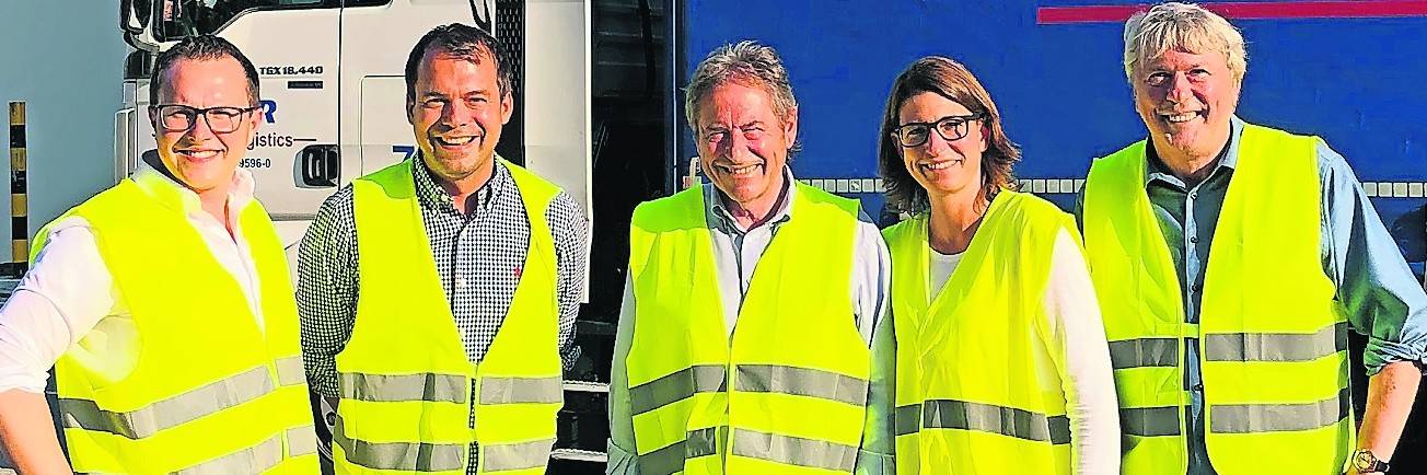 Michael Meyer-Lingen, CDU-Chef Christian Pakusch, Peter Meyer und Ira Meyer sowie der Bundestagsabgeordnete Uwe Schummer bei der Besichtigung der Spedition Meyer-Logistics.