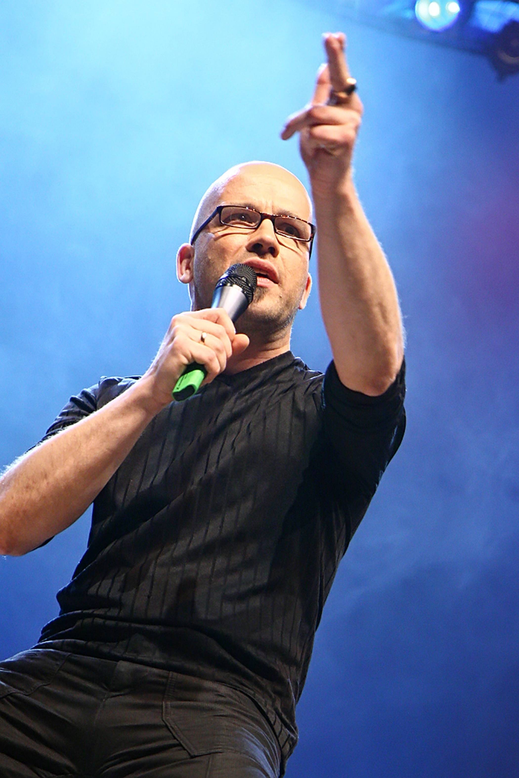 Lutz von Rosenberg Lipinsky hat sich in der Kabarettszene einen namen gemacht und absolvierte mit seinen Soloprogrammen viele TV-Auftritte.