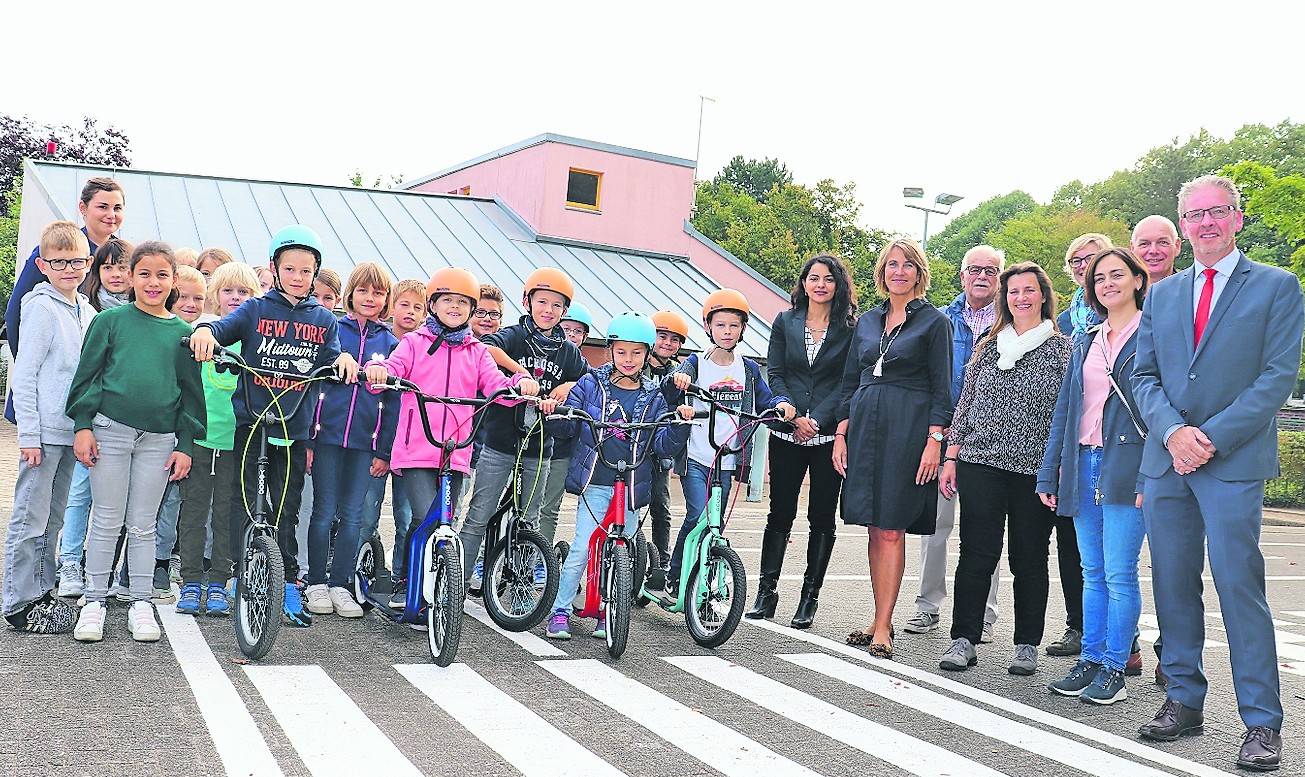 Bürgermeisterin Sabine Anemüller, Vertreter der Stadt, Schule, Verkehrswacht und der Sparkasse kamen zur offiziellen Eröffnung des Verkehrsparcours auf dem Schulhof der Zweitorschule.