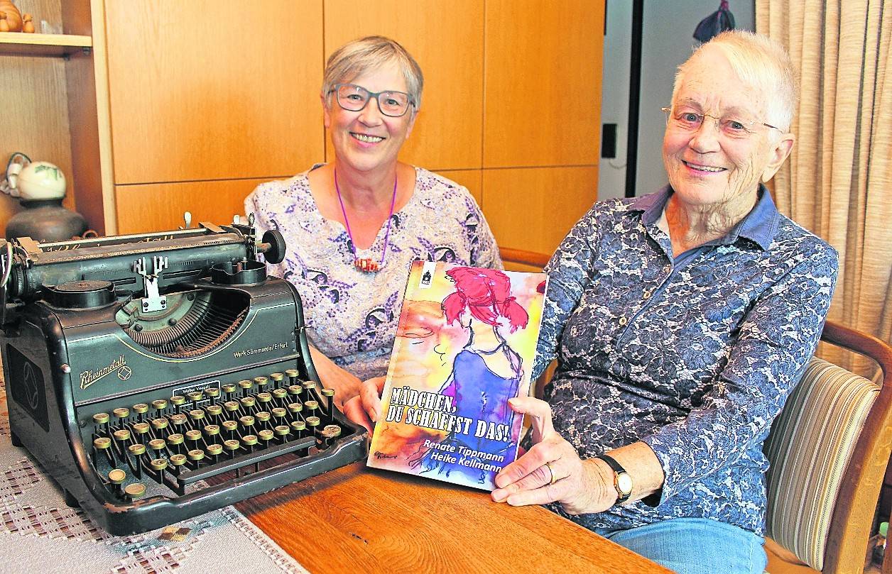 Renate Tippmann (r.) und Heike Kellmann mit dem zweiten Teil der Lebensgeschichte der früheren Lehrerin und Politikerin. Die Schreibmaschine hat sie früher als SPD-Schriftführerin genutzt.