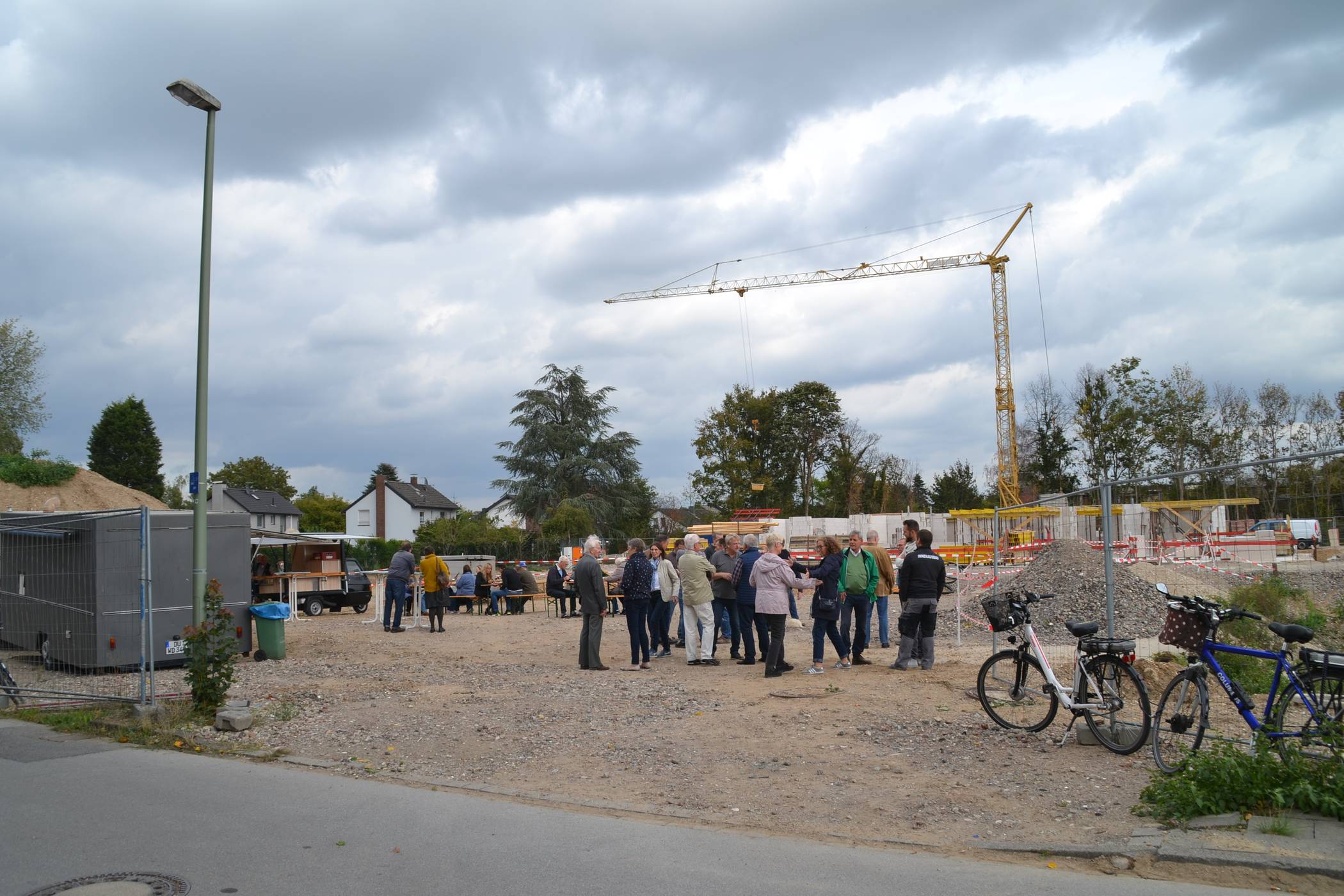 Baustellenbegehung an der Ulmenstraße/Ecke Birkenstraße in Kaldenhausen. Der Bauträger Steinbau entwickelt das ehemals mit Schrottimmobilien bebaute Grundstück mit modernen Mehrfamilienhäusern. Aber auch Flora und Fauna sollen nicht zu kurz kommen.