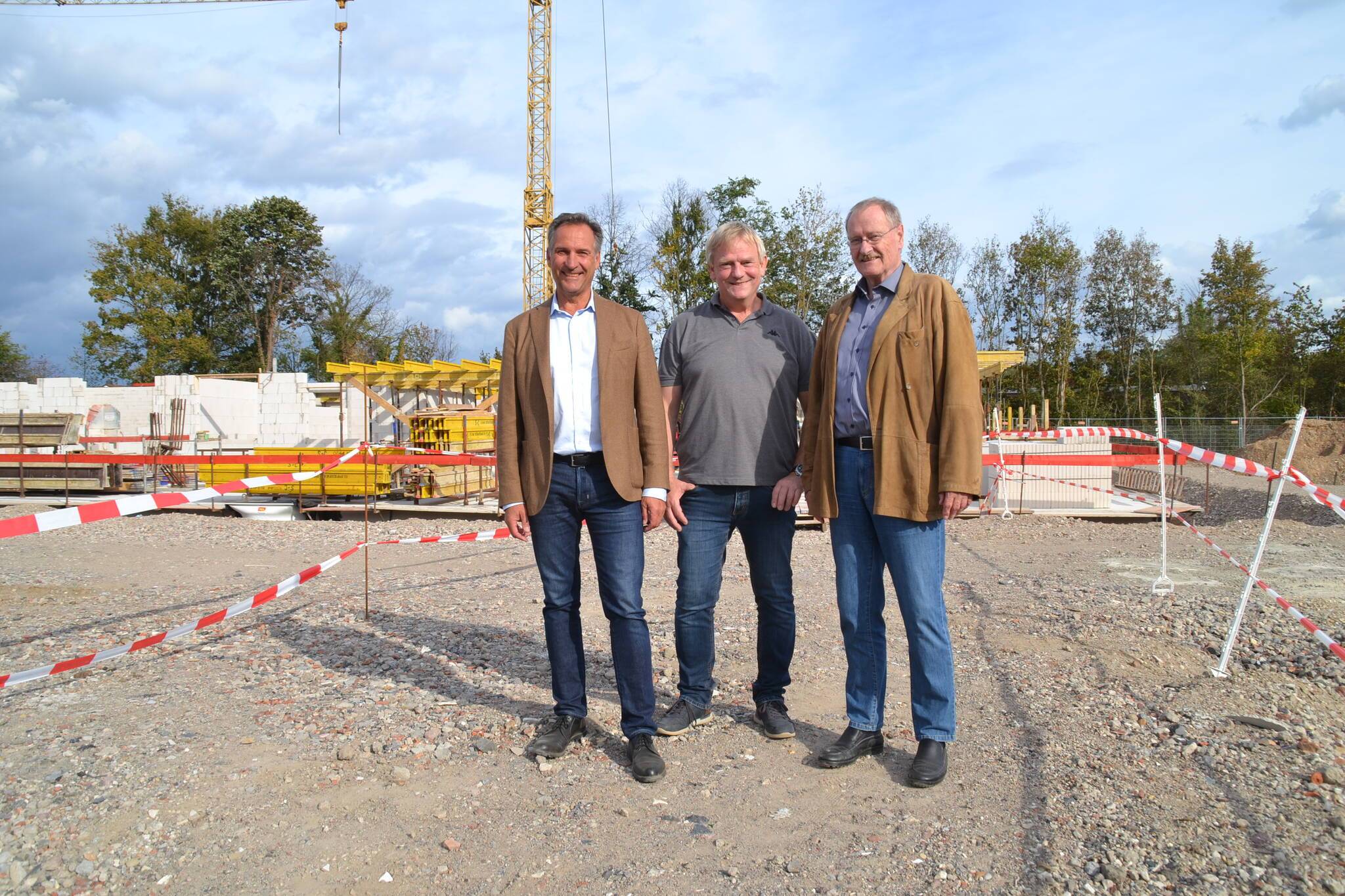 Die Drei von der Baustelle (vl): Arne Thomsen (Geschäftsführer Steinbau), Ferdi Seidelt (Initiator „summende Siedlung“) und Heinz Dahmen (Architekt Steinbau).