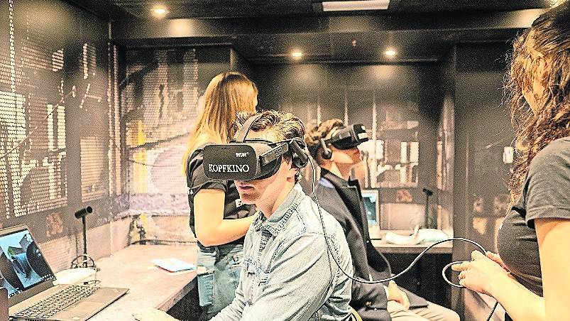 Bildungsdezernent Thomas Krützberg, Oberbürgermeister Sören Link und Vhs-Direktor Volker Heckner (oben v.l.) laden ein zur langen Nacht der Volkshochschule. Da kann man dann z. B. virtuell ins Bergwerk einfahren (unten).