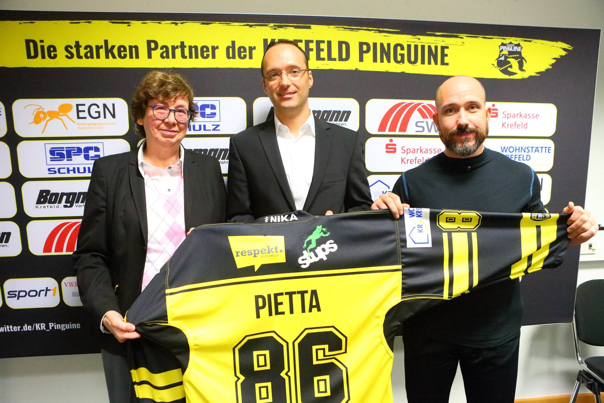  Werben für mehr Respekt in unserer Gesellschaft (von links): SWK-Unternehmenssprecherin Dorothee Winkmann, Pinguine-Geschäftsführer Matthias Roos und Cheftrainer Brandon Reid 