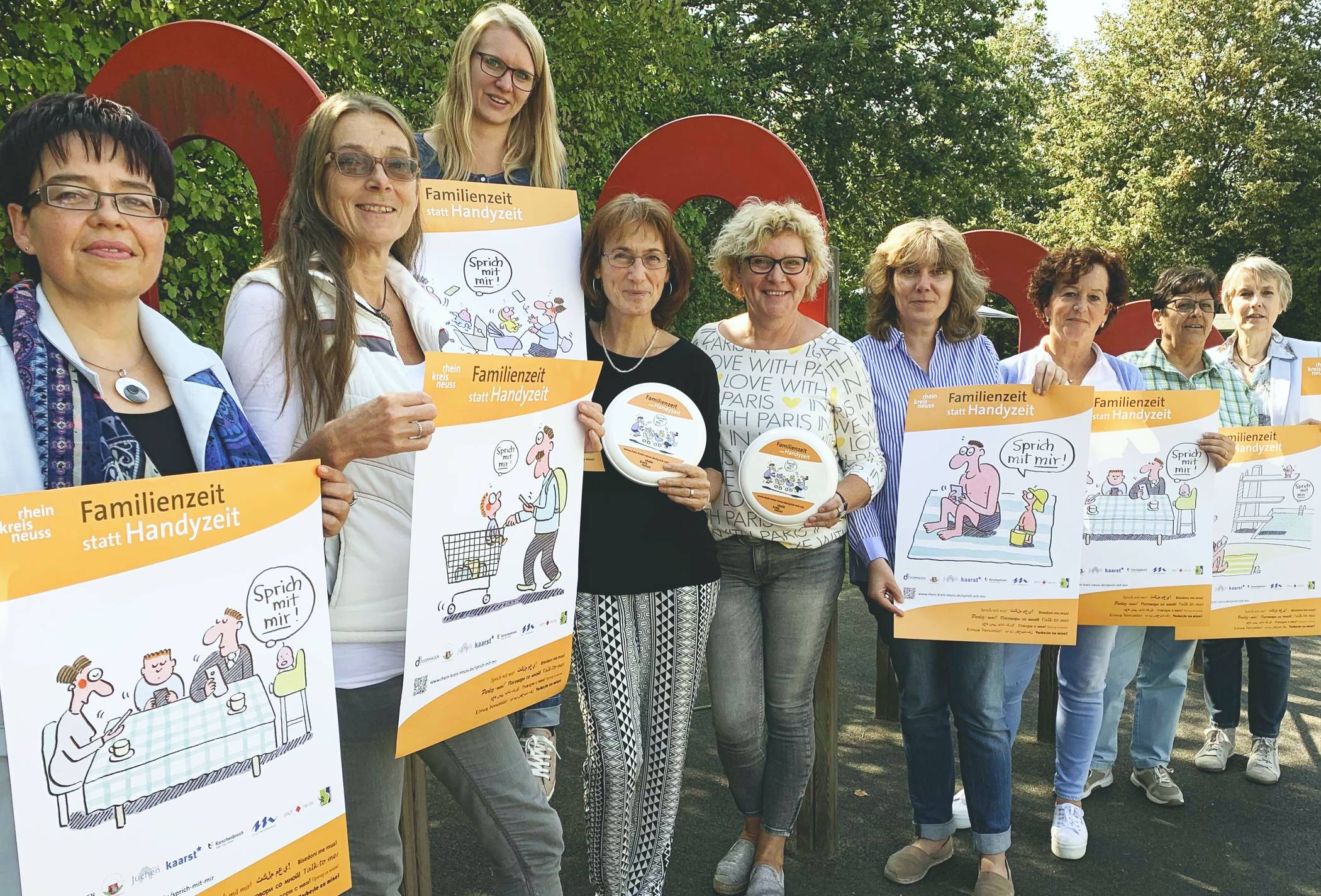   Die Leiterinnen der städtischen Kitas tragen die Aktion „Sprich mit mir!“ aktiv mit. Von links: Andrea Henze („Tabaluga“), Elvira Lüders („Lummerland“), Sarah Elsenbruch („Unterm Regenbogen“), Ilse Kremer („Fronhof“), Beate Gesirowski „Sonnengarten“, Claudia Schmidt („Rasselbande“), Petra Bachmann („Entdeckerknirpse“), Marga Reiners („Kunterbunt“) und Susanne Rieth (Jugendamt). 