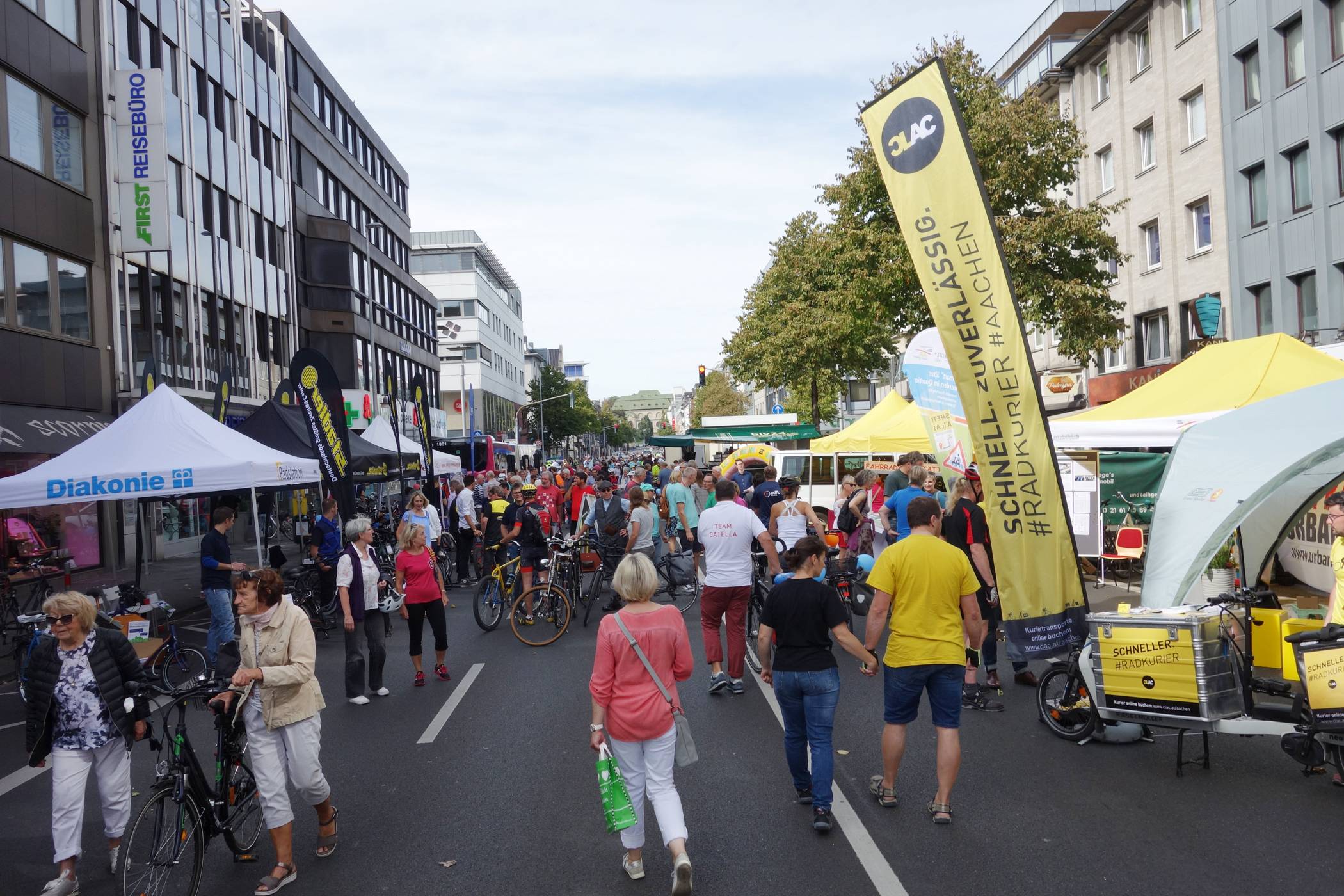 Gut besucht: Der Tag der Mobilität auf der Bismarckstraße ist ein Publikumsmagnet.