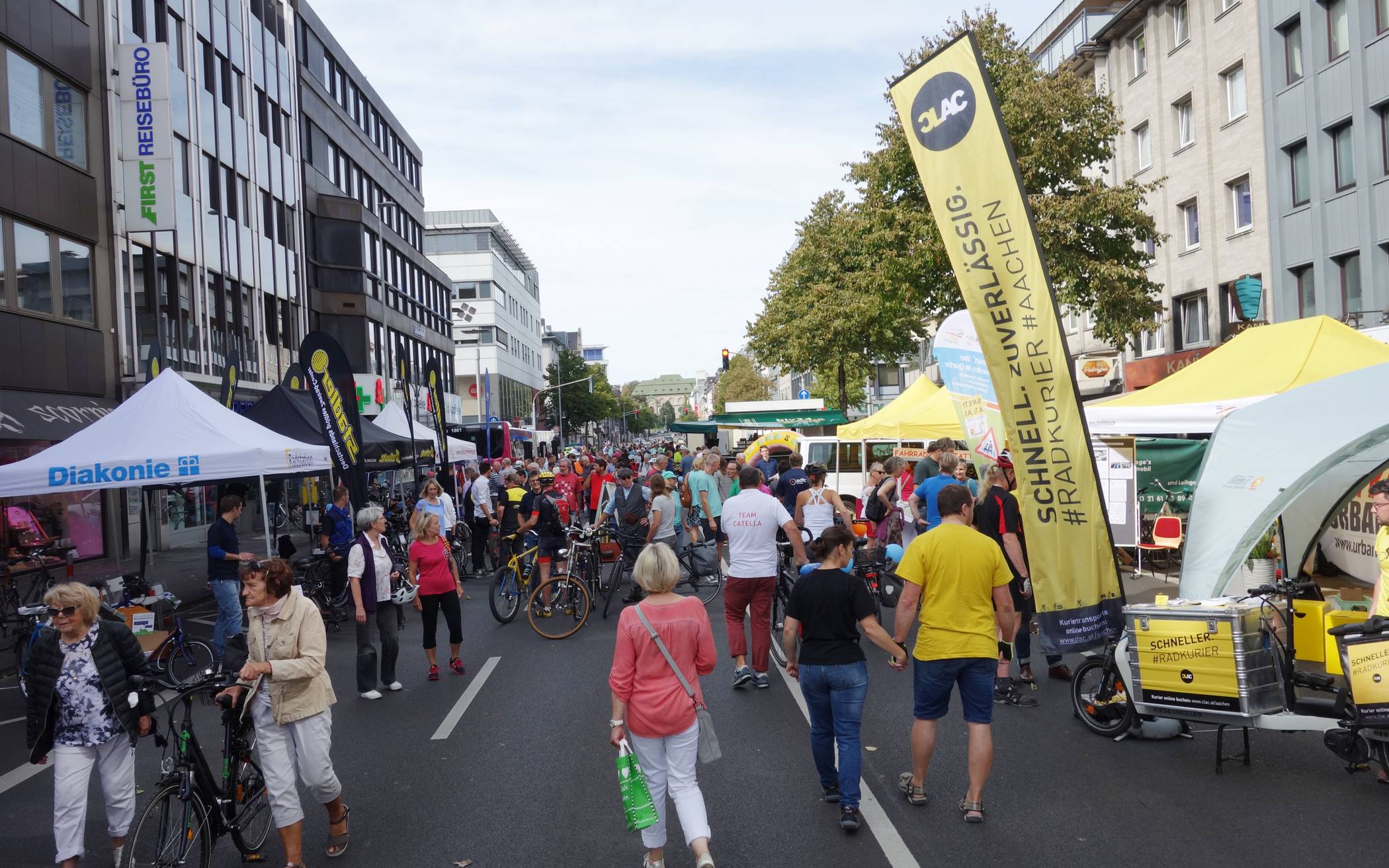 Gut besucht: Der Tag der Mobilität auf der Bismarckstraße ist ein Publikumsmagnet.
