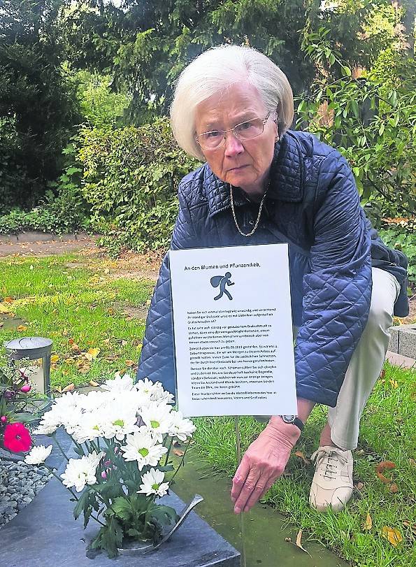 Am Grab ihres Mannes auf dem Büderich Friedhof hat Helga Spee nun ein Schild aufgestellt, in dem sie den vermeintlichen Blumendieb bittet, die Blumen nicht mehr vom Grab zu stehlen.
