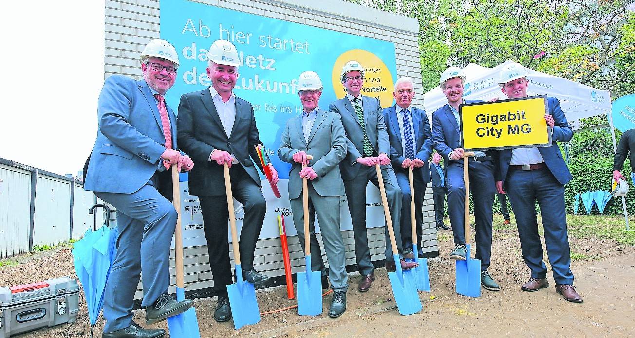  Setzten den Spatenstich für den Breitbandausbau in Mönchengladbach (v.l.): Dr. Ulrich Schückhaus (WFMG), NRW-Wirtschaftsminister Andreas Pinkwart, OB Hans Wilhelm Reiners, Dr. Stephan Zimmermann (Deutsche Glasfaser), Dr. Markus Tietmeyer (atene KOM), Benjamin Schmidt (städtischer Breitbandkoordinator) und Landtagsabgeordneter Jochen Klenner. 