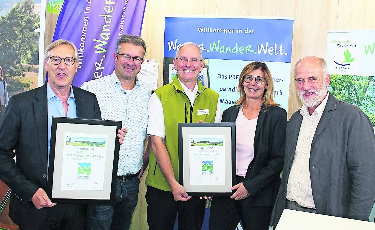 Der Naturpark Schwalm-Nette ist Premium-Wanderregion: Klaus Erber (r.), Vorsitzender des Deutschen Wanderinstituts, und Wander-Botschafter Manuel Andrack (2.v.l.) überreichten Naturpark-Geschäftsführer Michael Puschmann (Mitte), Drs. Leo Reyrink, der Geschäftsführer des internationalen Naturparks Maas-Schwalm-Nette (l.) und Martina Baumgärtner, Geschäftsführerin Niederrhein Tourismus, die Urkunden auf der Outdoormesse „Tour Natur“.