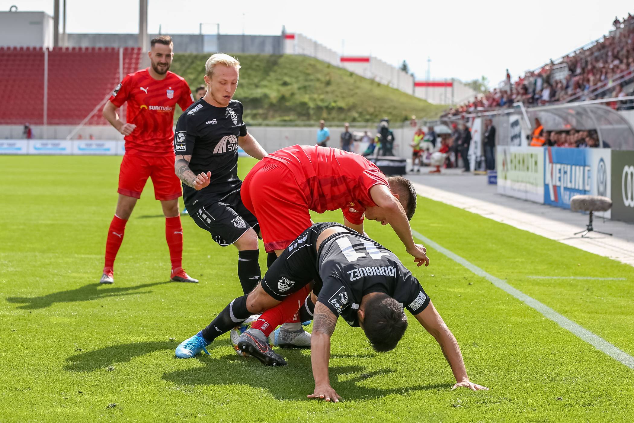  Patrick Pflücke beobachtet den Zweikampf von Mitspieler Roberto Rodriguez. 