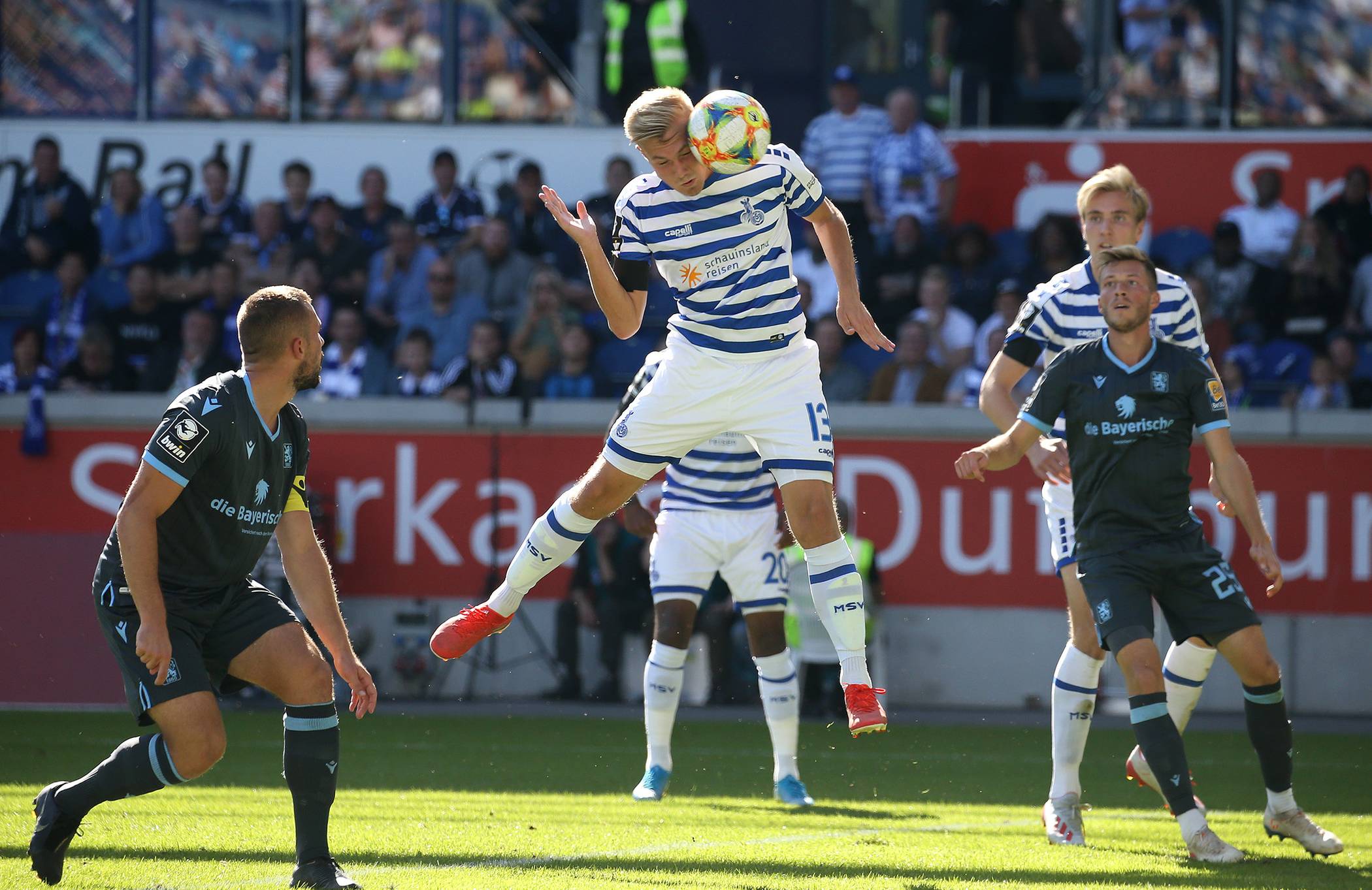  Die Entscheidung: Lukas Daschner nickt unbedrängt zum 2:1 ein. 