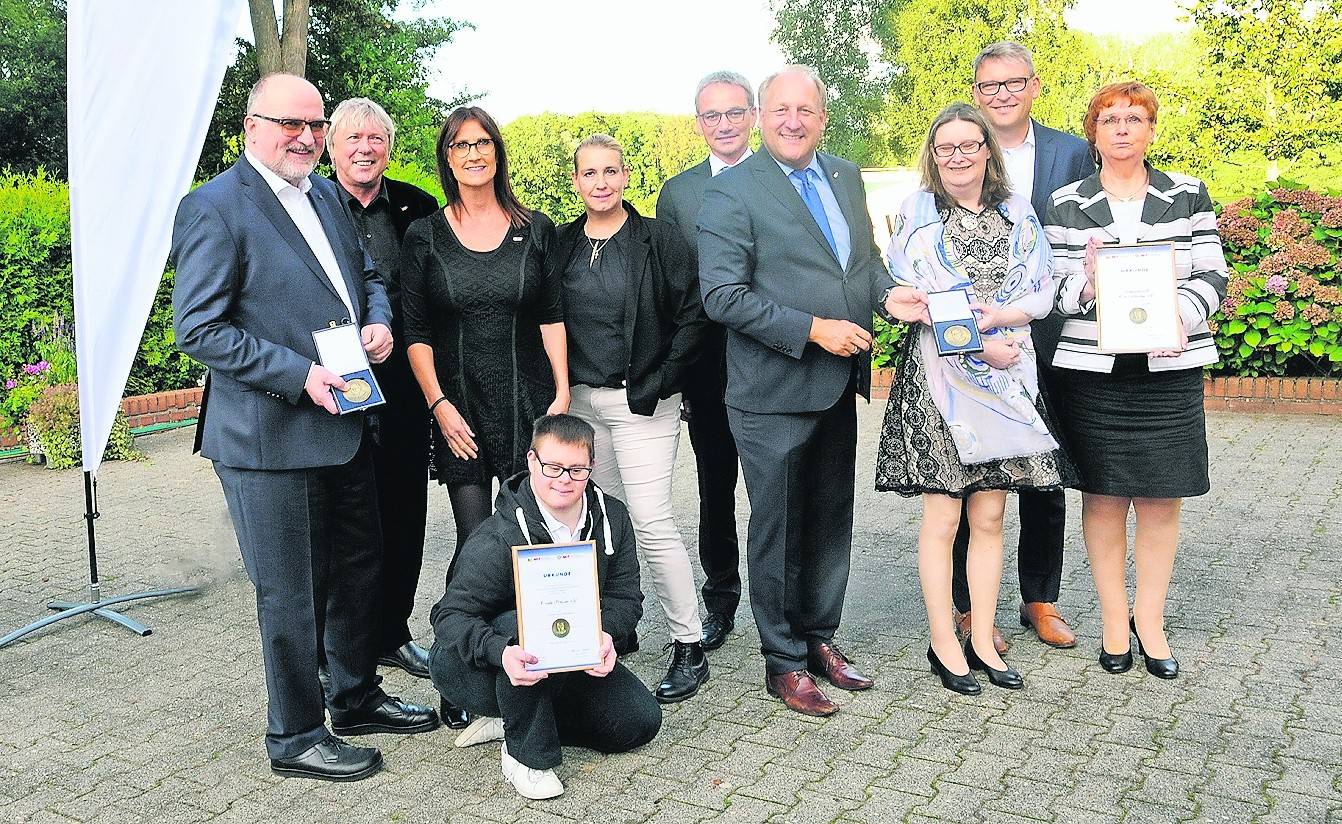 Die Timmermanns-Medaille geht an die Lebenshilfe im Kreis Viersen und an die Elterninitiative Kindertraum: (von links): Ludger Peters (Kindertraum), Uwe Schummer MdB, Helma Josten MIT, Julian Peters (knieend), Vera Gäbler MIT, Wilfried Oellers MdB, Maik Giesen MIT und von der Lebenshilfe Monika Spona-L´herminez, Geschäftsführer Michael Behrendt und Regina Küppers.
