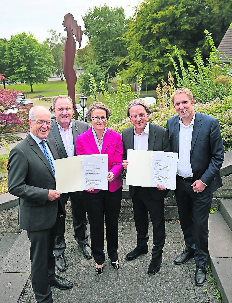 NRW-Bauministerin Ina Scharrenbach übergab Förderbescheide in Millionenhöhe an die Stadt: (v.l.) Oberbürgermeister Hans Wilhelm Reiners, MdL Frank Boss, Ministerin Scharrenbach, Stadtdirektor Dr. Gregor Bonin, MdL Jochen Klenner.