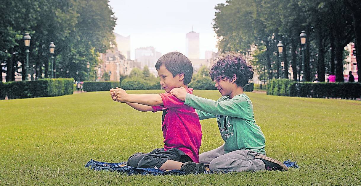 Aatos und Amine auf dem Fliegenden Teppich in „Die Götter von Moelenbeek“.