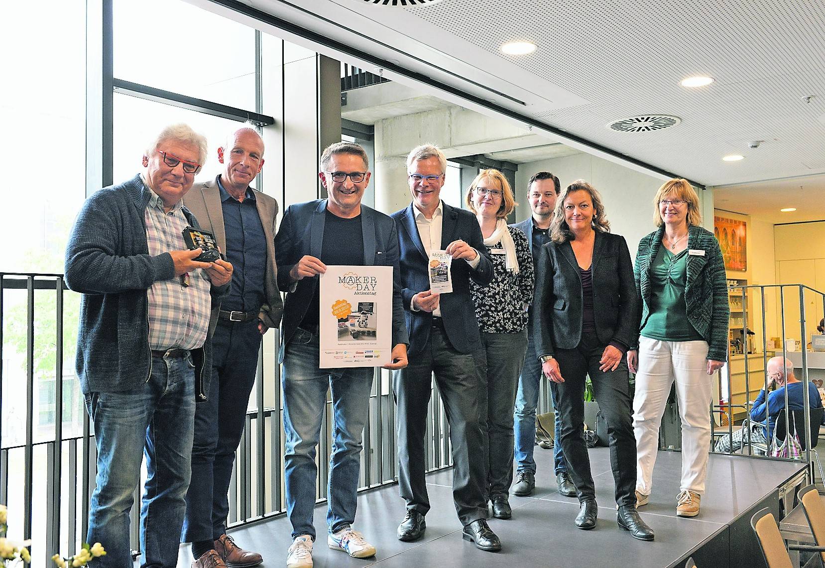  Freuen sich auf den 4. Duisburger MakerDay am Samstag (v.l.n.r.): Vhs-Kursleiter Günter Knöpfel, Vhs-Direktor Volker Heckner, Vhs-Mitarbeiter Josip Sosic, Stadtbibliotheksdirektor Dr. Jan-Pieter Barbian, Stadtbibliotheksmitarbeiterin Martina Kutscher, Diplom-Physiker Ireneus Henning, Ute Brüggemann von den Wirtschaftsbetrieben und Martina Brodmann von der Stadtbibliothek 