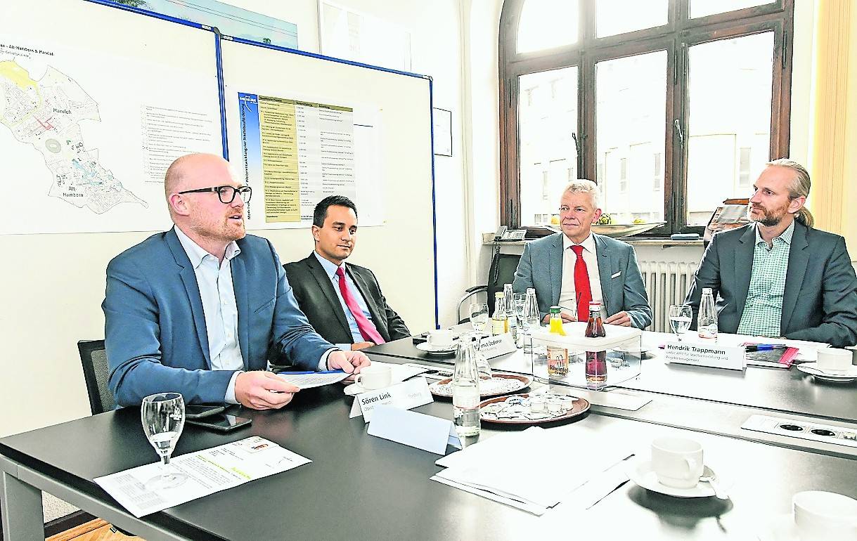 OB Sören Link, MdB Mahmut Özdemir, Stadtentwicklungsdezernent Martin Linne und Hendrik Trappmann, Leiter des Stadtentwicklungsamtes, beim Pressegespräch im Rathaus.