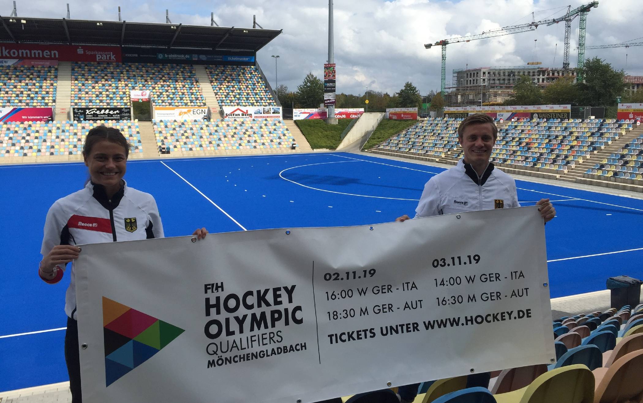  Hockey-Nationalspielerin Selin Oruz und Mannschaftskapitän Mats Grambusch werben für die Hockey Olympic Qualifiers. 