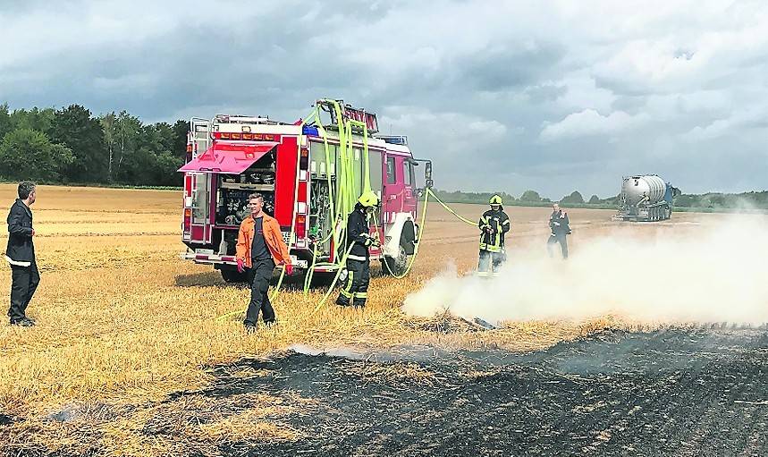Die Feuerwehr Niederkrüchten beim Löschen eines Feldbrandes.