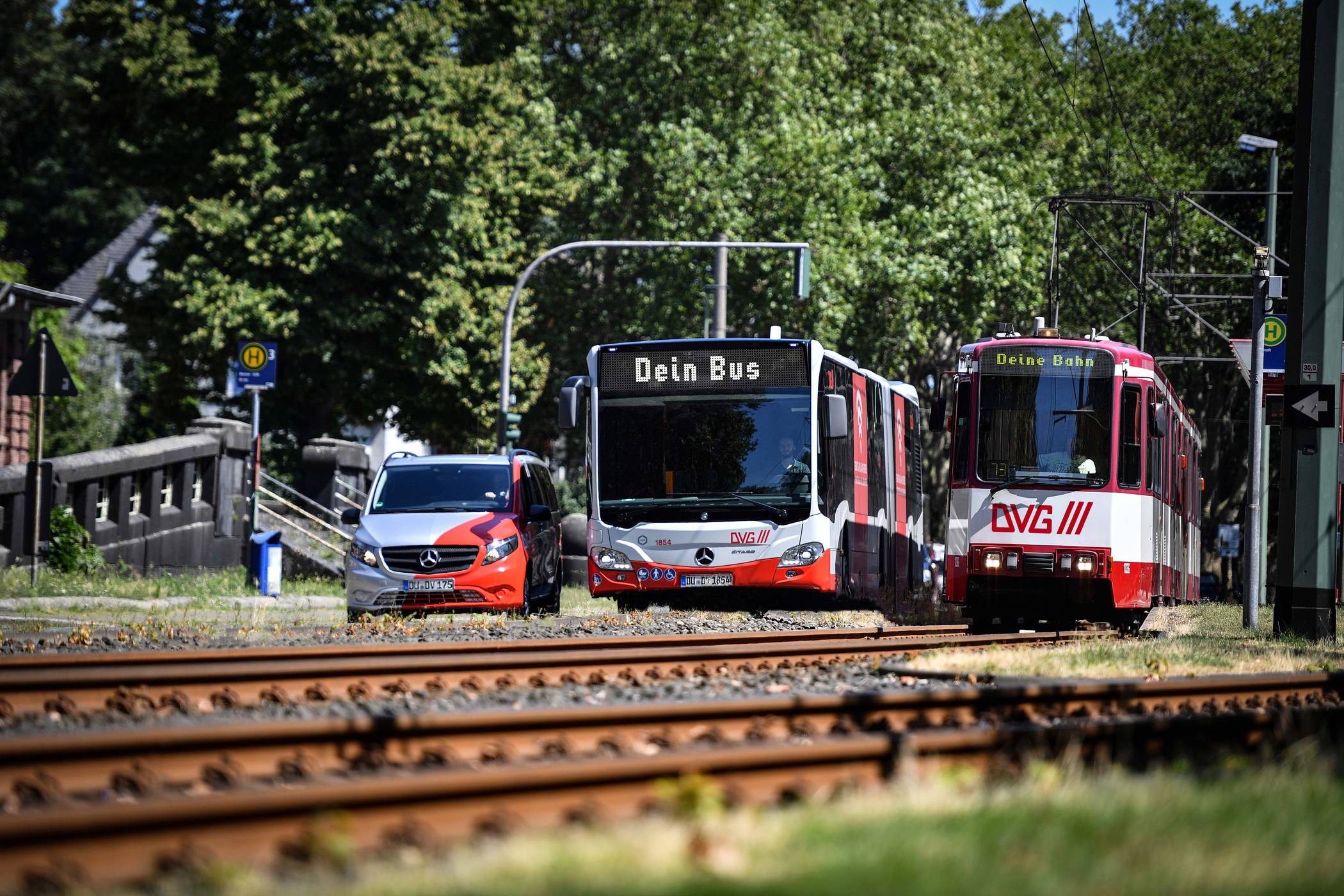  Bei den Straßenbahnen im Duisburger Stadtgebiet ändert sich mit der DVG-Fahrplanumstellung, bis auf eine höhere Taktung, nichts. Bei den Buslinien fallen einige alte weg, aber es gibt insgesamt mehr Linien - auch nachts und Taxibusse per Anruf. 