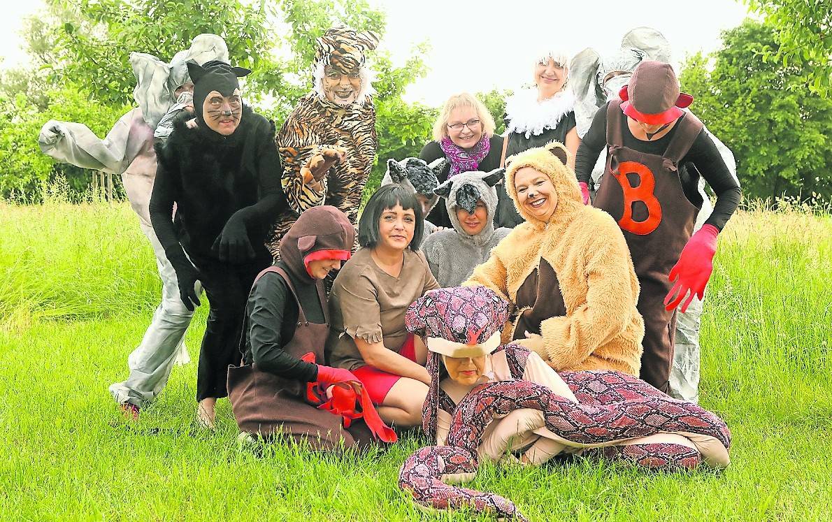  Erwecken den Urwald auf der Bühne der Achim-Besgen-Halle in Waldniel zum Leben: das Theater „Tintenklecks“. 