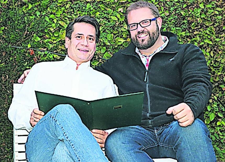 Die „Spielkameraden“ Fabian Matussek (l.) und Dr. Bastian Rütten laden zu einer literarisch-musikalischen Reise in die Alte Kirche ein.