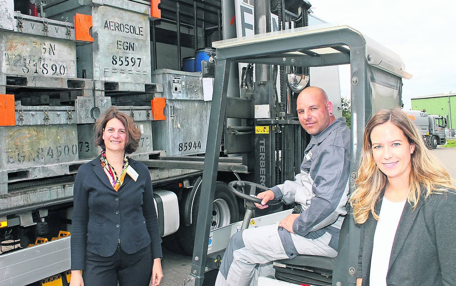  Dr. Bettina Rademacher-Bensing, Vorsitzende der Geschäftsführung der Agentur für Arbeit Krefeld, mit Holger Sommerfeld, der zur Zeit eine Qualifizierung im Bereich Kreislauf- und Abfallwirtschaft absolviert, und Aline Okrongli von der EGN mbH. 