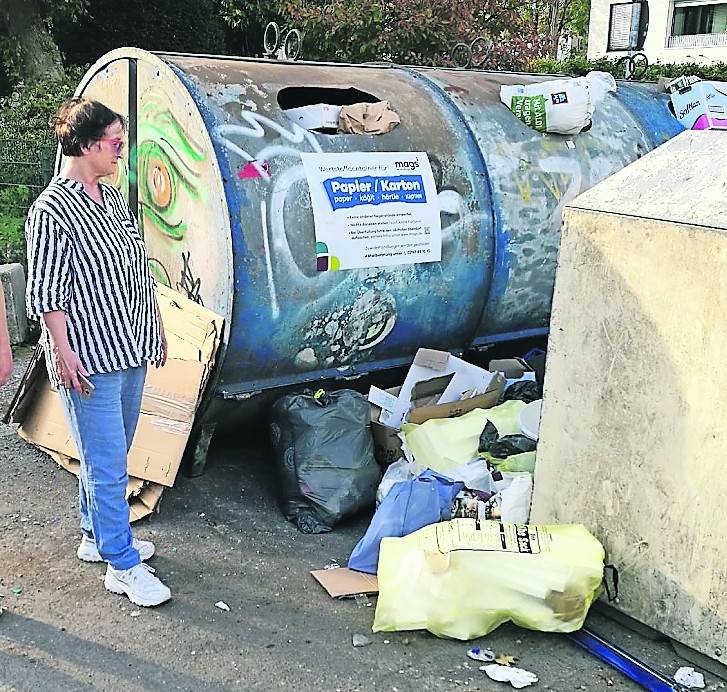 Home is where my... Müllberg is? Ilse und Holger Herrmann haben sich gewehrt – mit Erfolg! Die mags will die Papier- und Glascontainer in Kürze umsetzen. Und die LEG hat sich „entschlossen, den Altkleidercontainer entfernen zu lassen“. Na, dann macht aber auch mal!