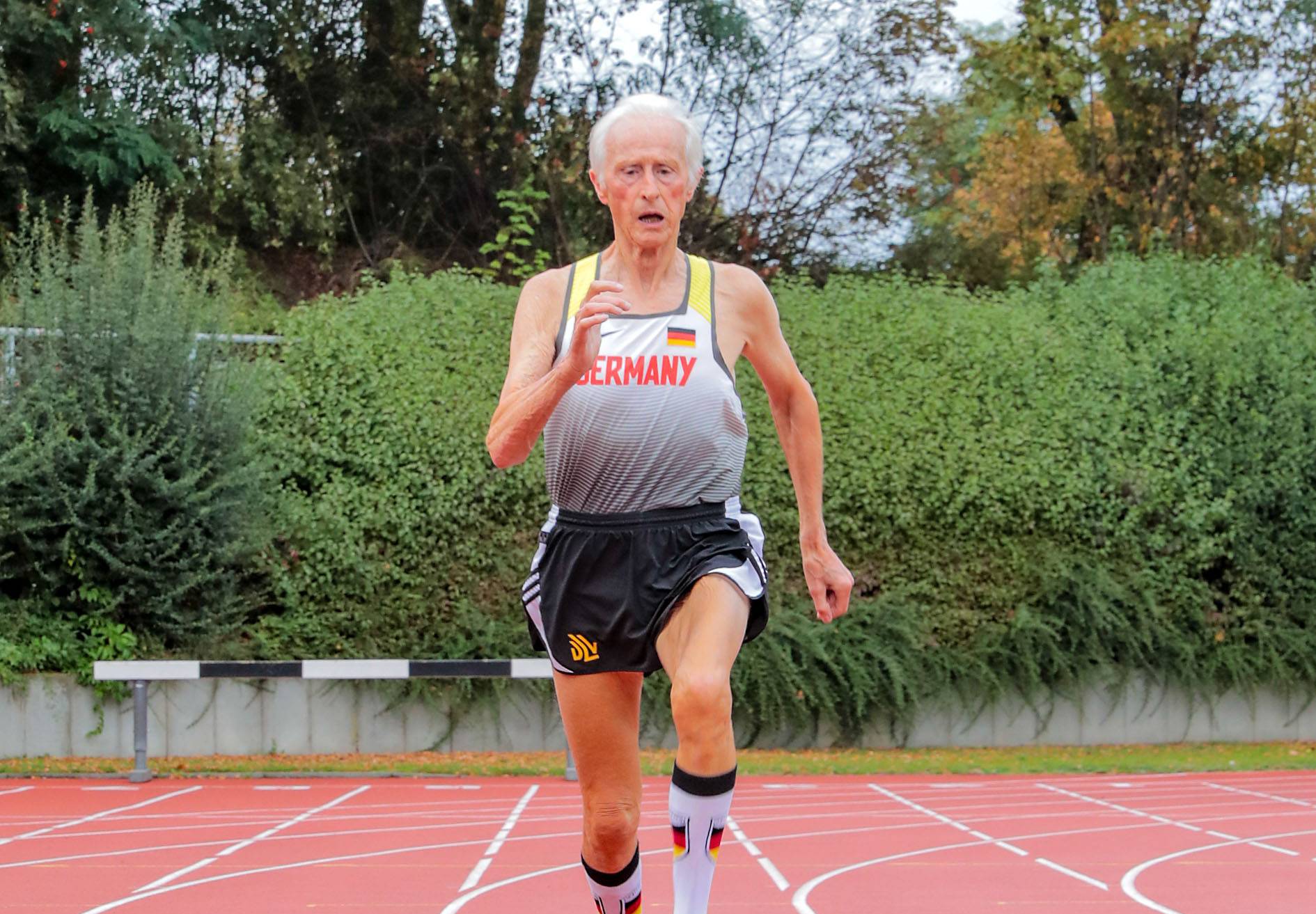 Mit 85 noch auf schnellen Sohlen unterwegs: Fred Ingenrieth hat mit seiner Staffel bei der Senioren-Leichtathletik-EM in Italien Gold geholt und den Weltrekord geknackt.