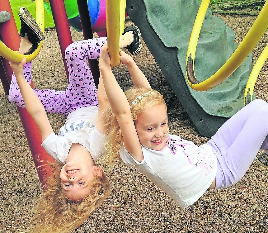 In zusätzlichen Sportgruppen sollen die Grundschulkinder mit Bewegungsdefiziten motiviert werden, mit so viel Spaß wie diese beiden zu klettern und zu toben.