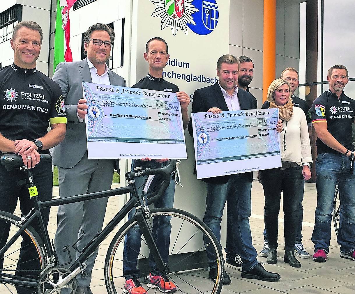 Das Team „Pascal   Friends“ und die Scheck-Empfänger: Mario Eckartz, Marc Hölzle, Vorstand von Insel Tobi e.V., Guido Roßkamp, Frank Fleßer von der Elterninitiative Kinderkrebsklinik e.V., Bernd Winkelhaus, Sandra von Gassen, Carsten Zechlin und Eric Block (v. l.).