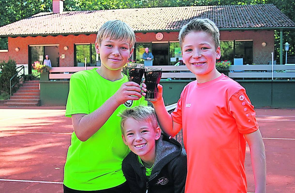 Die beiden Finalisten des U15-Finals Florian Holtschoppen (l.) und Philipp Müller (r.) beim Anstoßen nach einem spannenden Match, das Florian für sich entscheiden konnte.