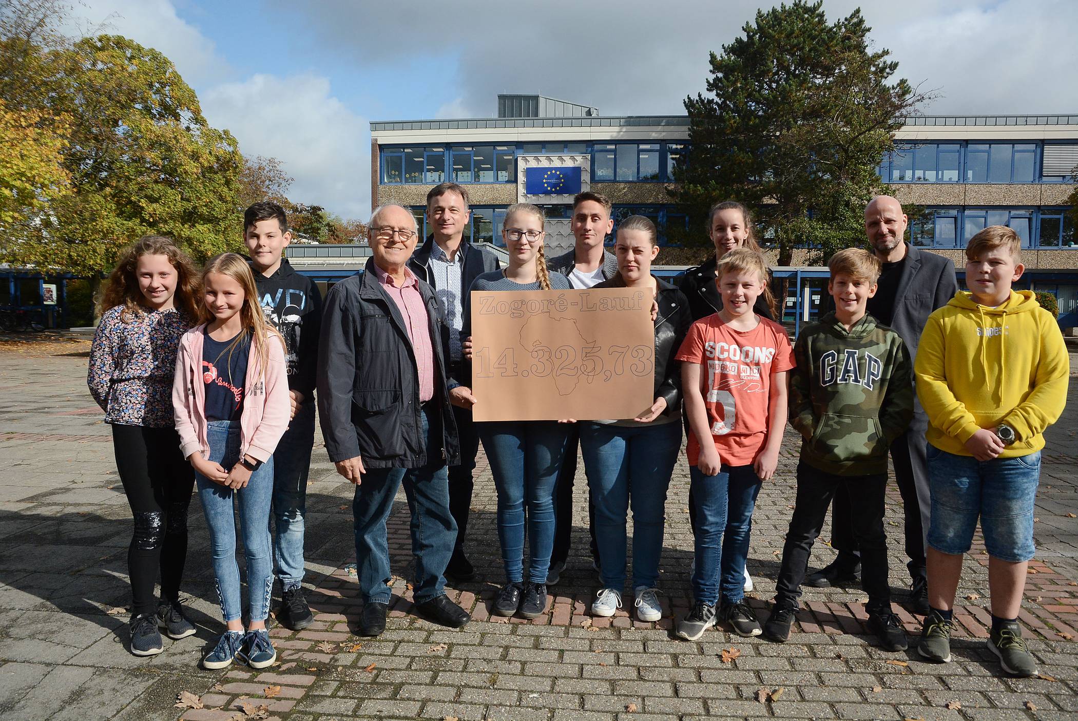Bei der Spendenübergabe von 14325 Euro waren dabei (von links): Sara Guarino (6c), Paula Porada (6e), Mika Burks (6e), Hans Grips (Förderverein Willich-Zogoré), Ben Asdonk (Lehrer und Initiator), Karla Schieferbein (Afrika AG), Marco Materlik(AG), Katharina Wezstein (AG), Nina Richardt (AG), Lukas Lank (6a), Burkhard Brörken (Lehrer), Nils Theuner (6a) und Nils Maubach (6c).