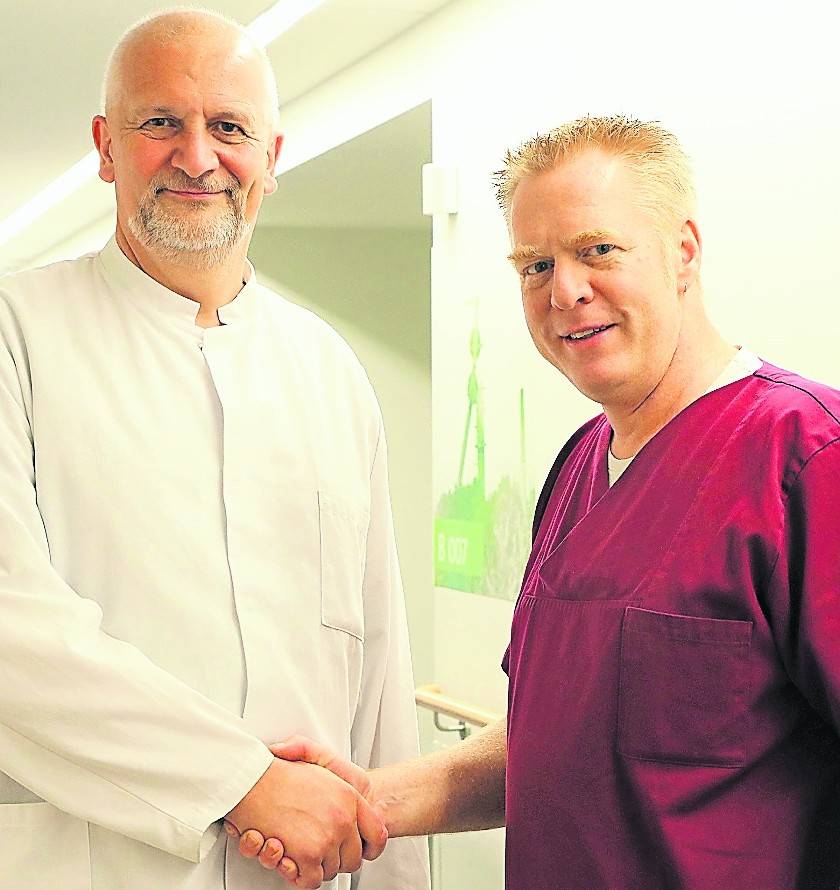 Chefarzt Hanns-Peter Klasen (l.) freut sich über die Ernennung von Jens Marzog zum Oberarzt der Klinik für Geriatrie am St. Irmgardis Krankenhaus Süchteln.