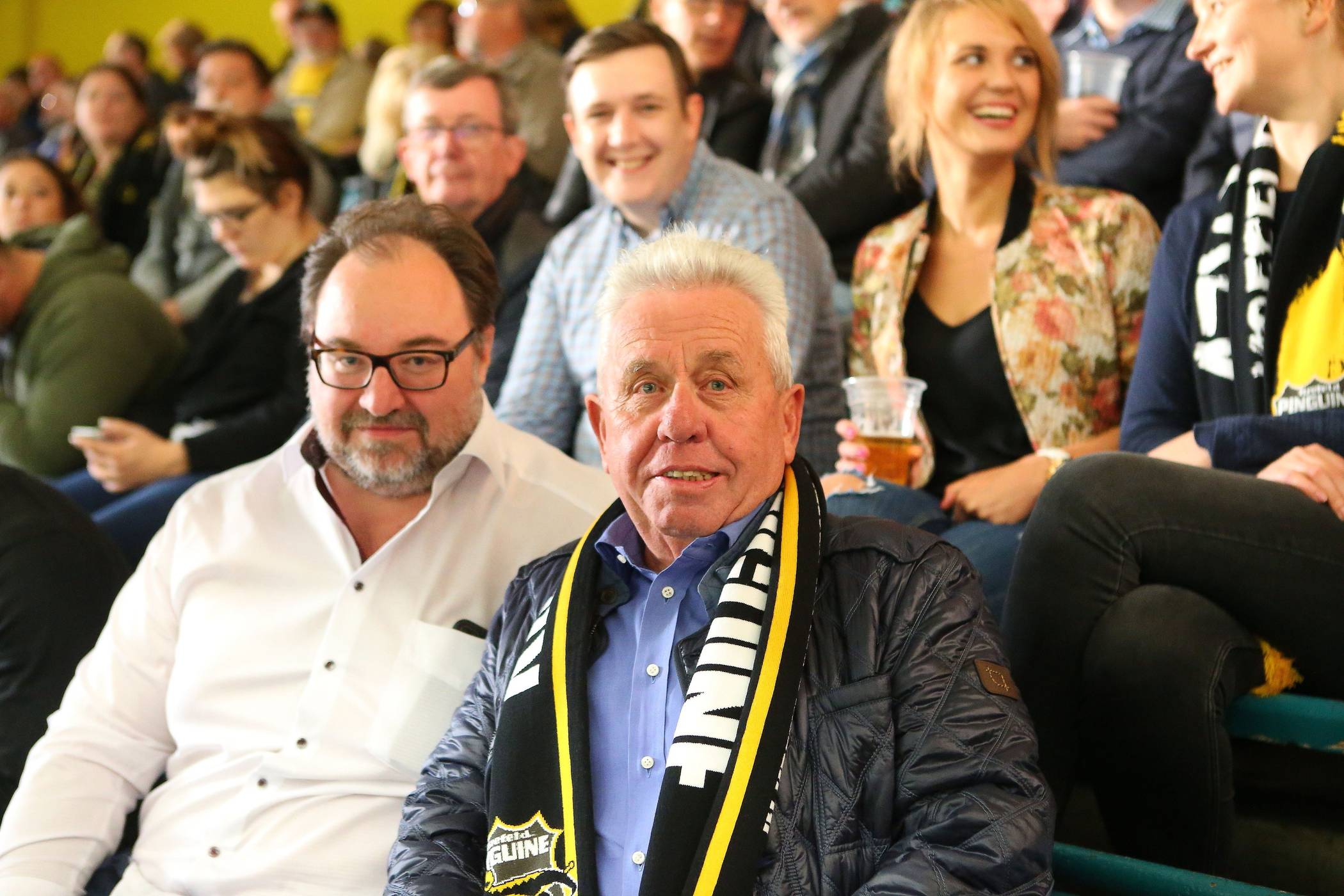 Ein Bild aus besseren Tagen, gerade einmal ein Jahr her: Als Neu-Gesellschafter wollte Mikhail Ponomarev (links) dem Aufsichtsratsvorsitzenden der Pinguine, Wolfgang Schulz (re.), zur Seite stehen. Nun scheint das Tischtuch zerschnitten