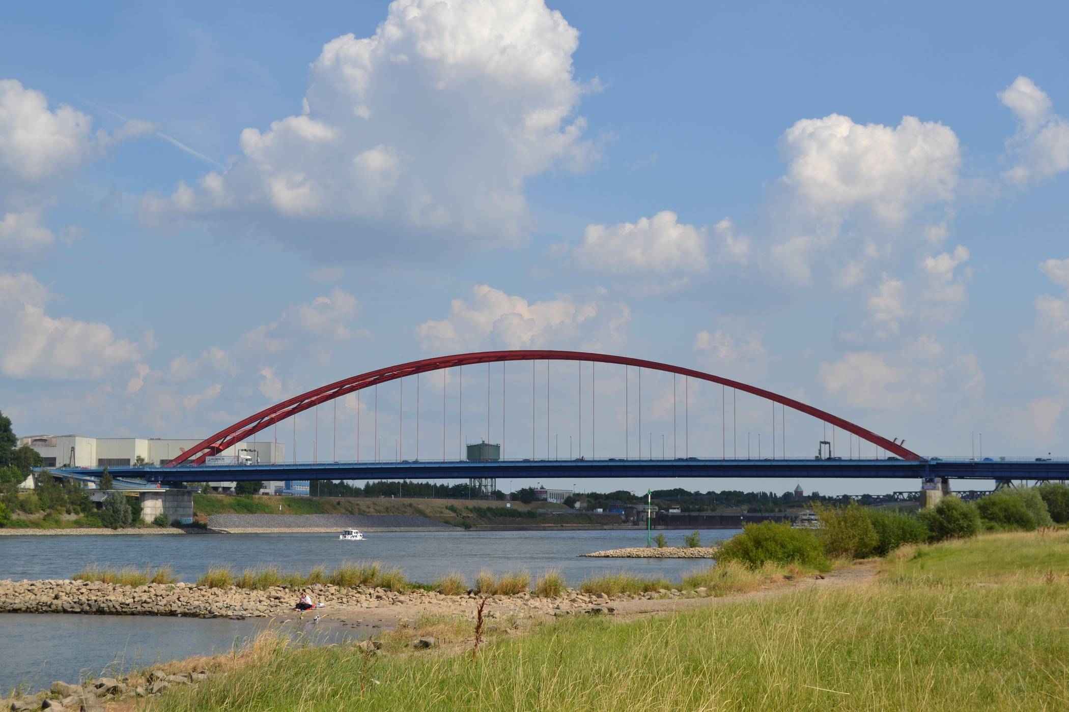 Die „Brücke der Solidarität“, zwischen Duisburg-Hochfeld und Duisburg-Rheinhausen, muss dieser Tage mehr LKW-Verkehr aushalten. Denn seit zwei Wochen ist die Rheinbrücke bei Krefeld-Uerdingen für LKW ab 7,5 Tonnen gesperrt. Der Ausweichverkehr verlagert sich entsprechend.
