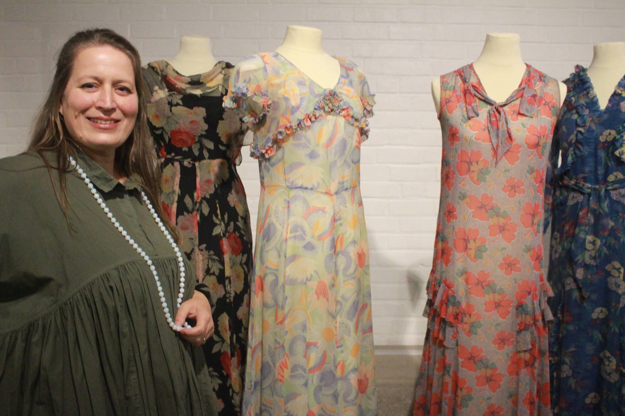 Farben: Museumsdirektorin Dr. Annette Schieck präsentiert eine Auswahl historischer Kleider in bunten Farbmustern.