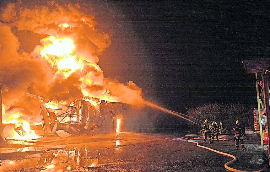  Am Samstagabend brannte eine Halle mit landwirtschaftlichen Fahrzeugen in Elmpt ab. 