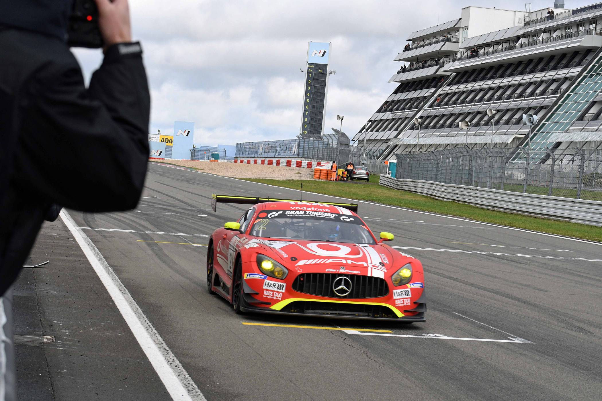  Das Siegerauto: Mercedes AMG GT3 (#2) von „GetSpeed Performance“ bei der Zieleinfahrt. 