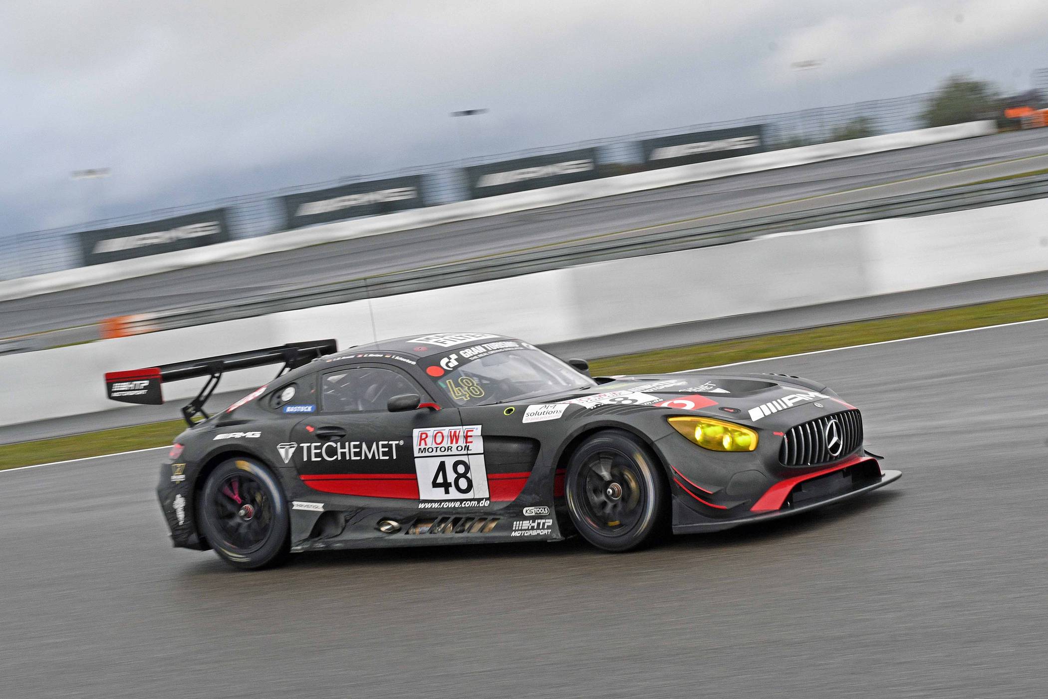  „Mamba“ wird zur „Maus“: Der dunkelgraue Mercedes AMG GT3 vom „Mann Filter“-Team. 