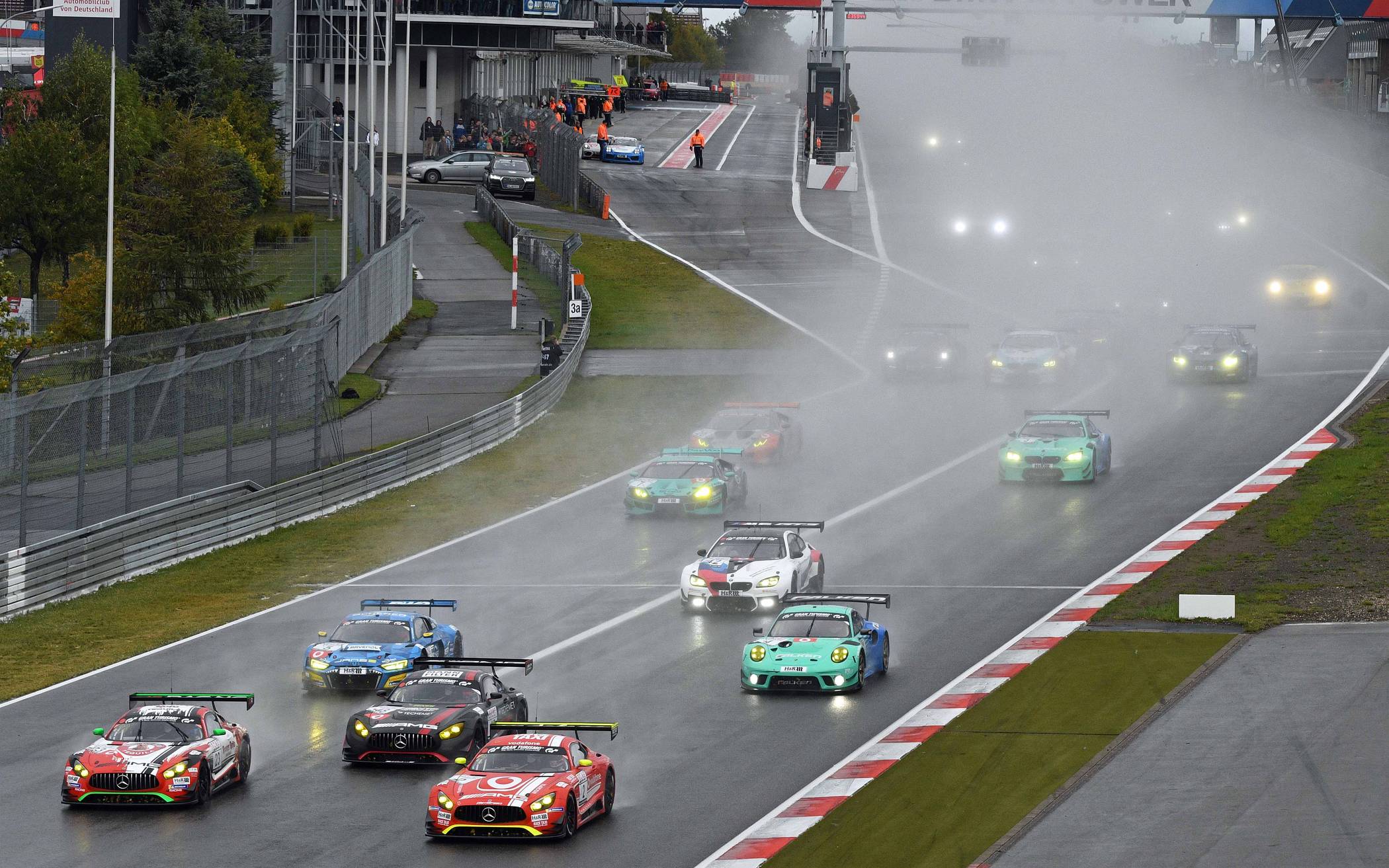 Der Start zum 7. Lauf der VLN-Langstreckenmeisterschaft am Nürburgring. Auf die dritte Position vorgefahren, der Mann Filter-Mercedes, der u.a. auch von Lance David Arnold pilotiert wurde.
