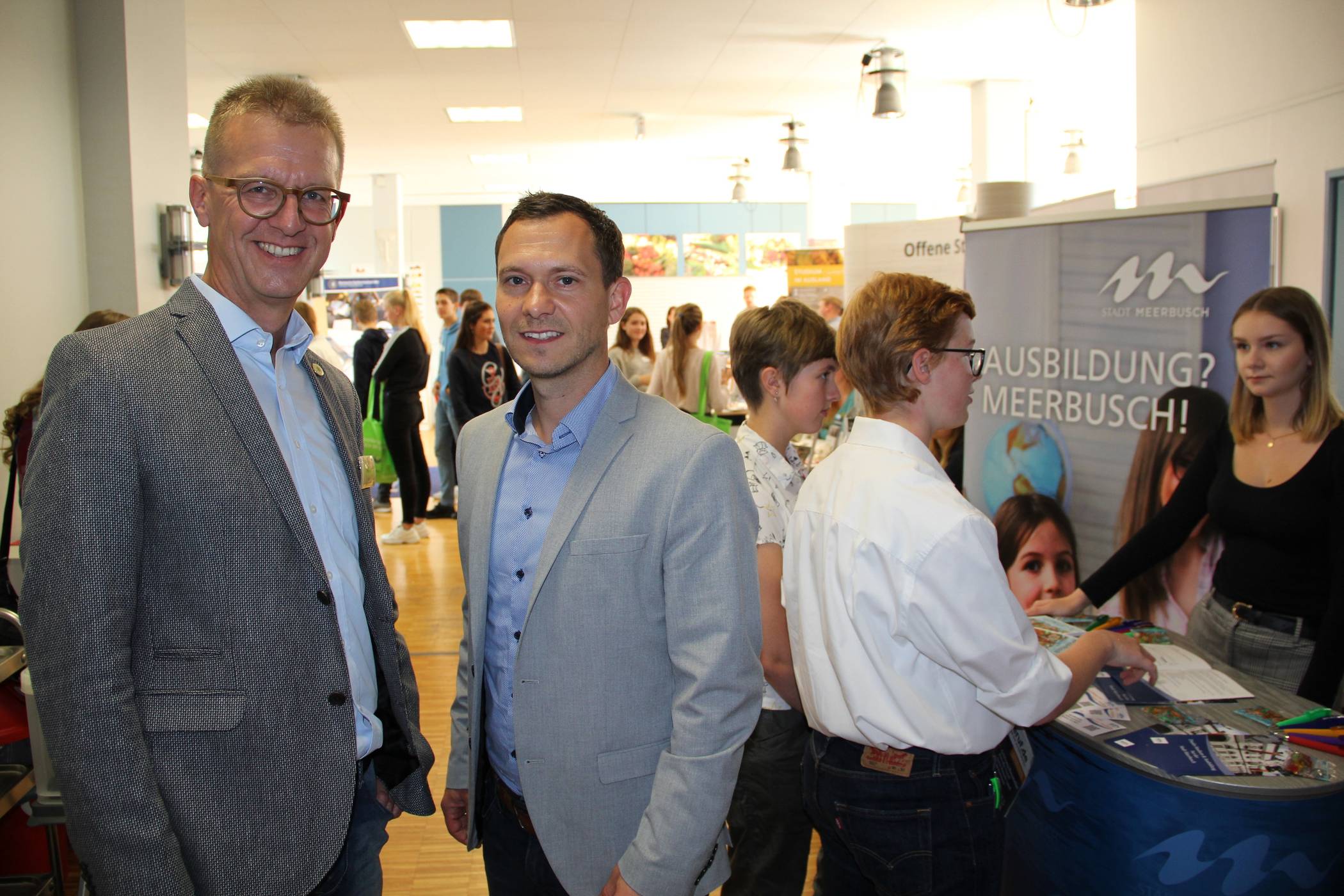 Stephan Benninghoven, Wirtschaftsförderer der Stadt Meerbusch (r.) lässt sich von Klaus Heesen, Schulleiter der Maria-Montessori-Gesamtschule das umfangreiche Angebot der Ausbildungsmesse zeigen. Auch die Stadt Meerbusch war mit einem Stand vertreten.