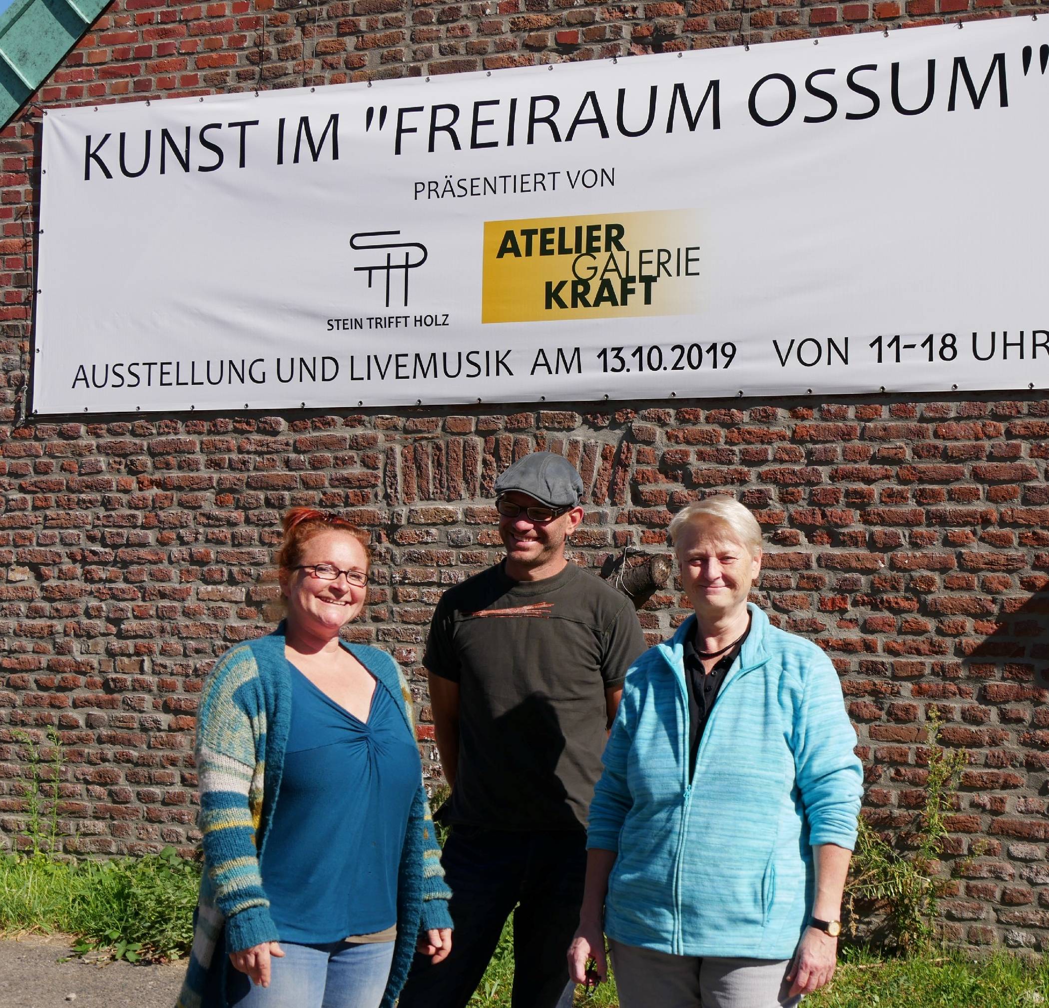 „Kunst im Freiraum“ heißt es am Sonntag, 13. Oktober, von 11 bis 18 Uhr in Ossum. Svenja Neuendorf, Roland Giersch und Angelika Kraft laden dazu ein (von links).