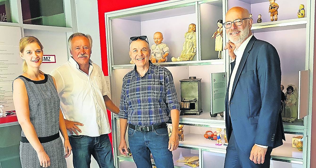 Anke Petrat, Leiterin des Niederrheinischen Freilichtmuseums, Herbert Kättner, Vorsitzender der Stiftung Lore und Wolfgang Hoffmann für Kindheits- und Familienforschung, sowie Vorstandsmitglied der Stiftung Reiner Schneider, Kreisdirektor und Kulturdezernent Ingo Schabrich (von links) vor dem großen Schaukasten im Eingangsbereich des Spielzeugmuseums.