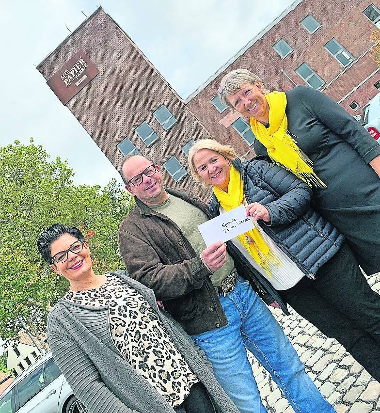 Dani (v.l.) und Edi Tusch konnten jetzt den Spendenerlös aus der ersten Viersener Rocknacht an die Präsidentin der Viersener Zontians Andrea Zaum-Schillings und ihre Vize-Präsidentin Inge Orta überreichen.