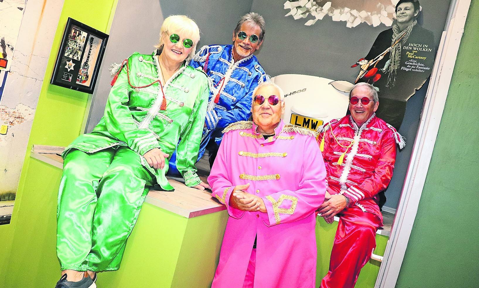 Wie auf dem „Sergeant Pepper’s Lonely Hearts Club Band“-Album: Gabi Koepp und Jürgen Meis (vorne) mit Herbert Breuer (links oben) und Dieter Götzen im neuen Beatles-Treff in Dülken.