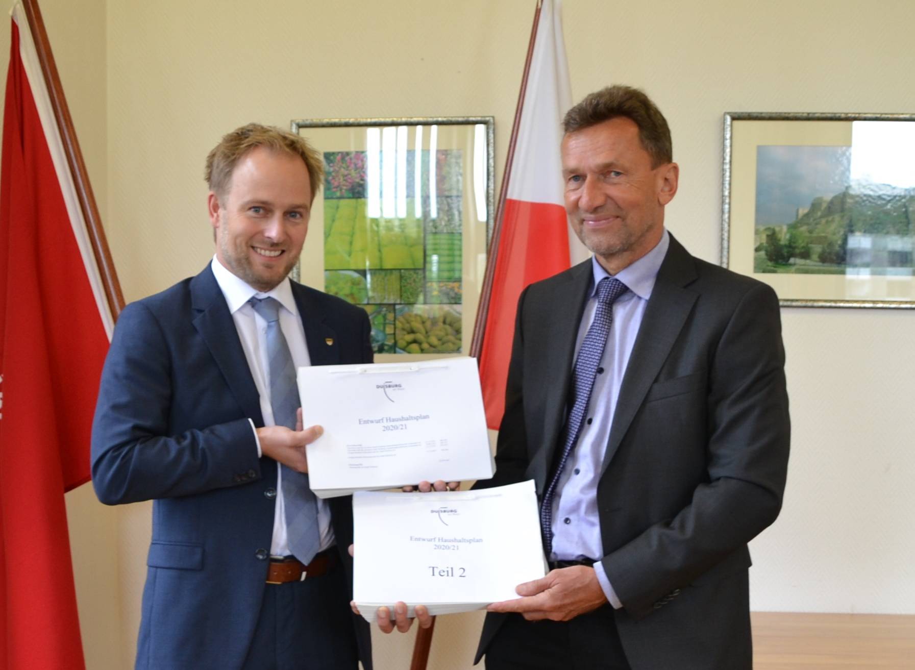  Stadtdirektor und Stadtkämmerer Martin Murrack und Kämmereileiter Frank Schulz mit dem Doppelhaushalt. 