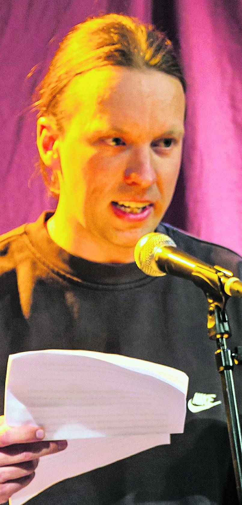 Poetry Slammer Kai Frantzen, Sohn vom VfL-Vorsitzenden Helmut Frantzen, moderiert den Dichterwettstreit beim DJK im Vereinsheim. Er lebt jetzt in Preetz bei Kiel.