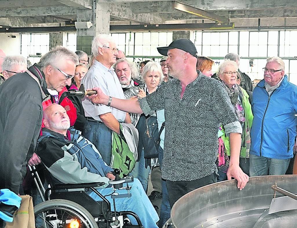 Wie frisch gerösteter Kaffee riecht, erfuhren die Teilnehmer der Rundfahrt in der Kaffeerösterei „Bazzar Caffé“ in Neuss.