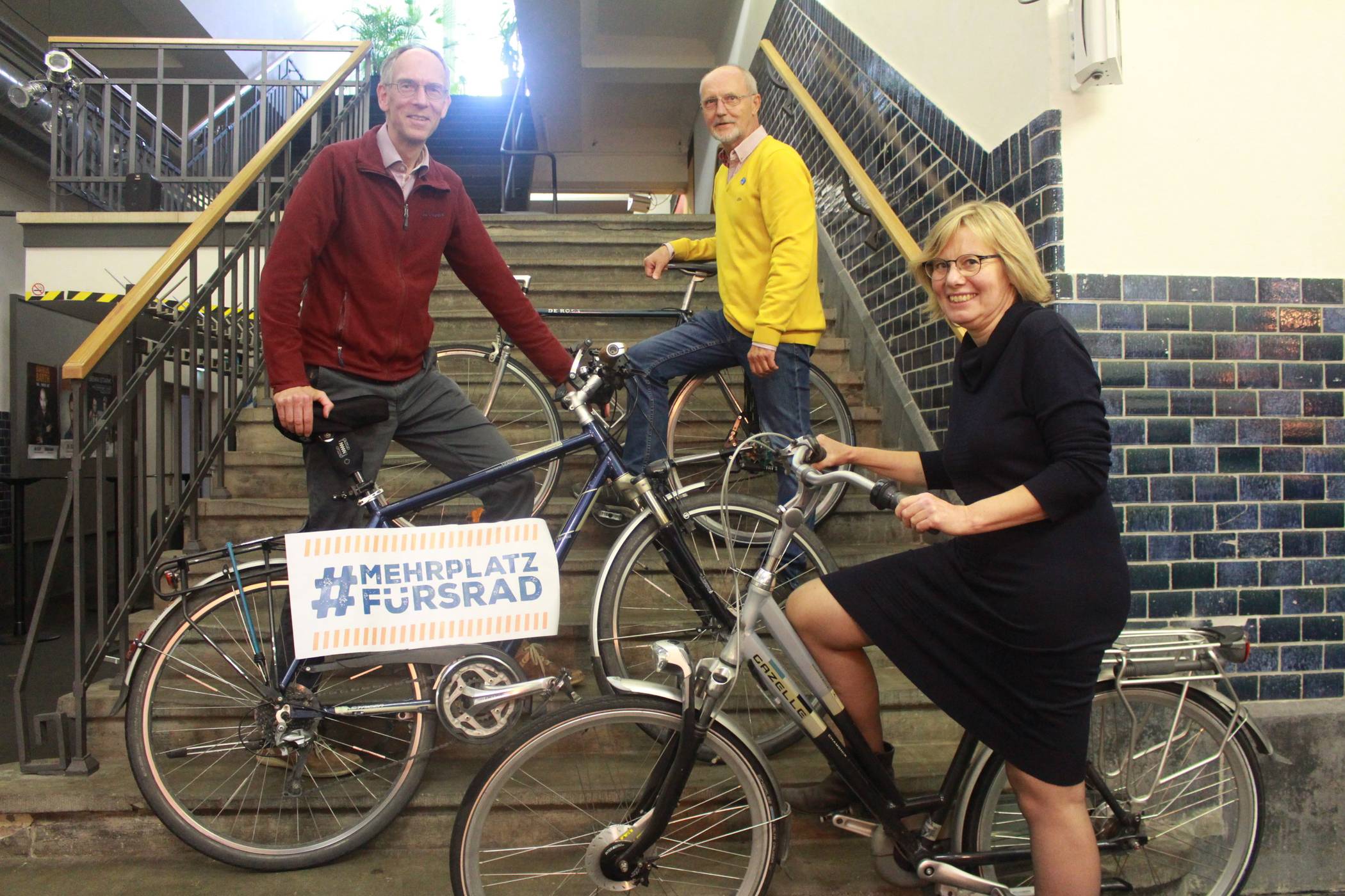  „Wir steigen auf“: So lautet das Motto des dritten „Krefelder Radschlags“, der großen Konferenz der Mobilitätskritiker der Seidenstadt,. das (von oben) Karl-Heinz Renner, Andreas Domanski und Anja Jansen im Südbahnhof symbolisch darstellen. 